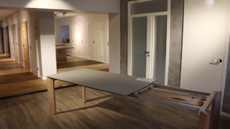 Türen, Böden und Tische aus Holz