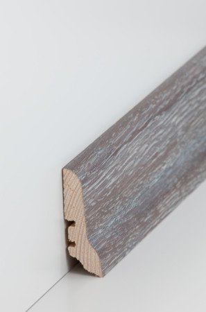 Hohe Sockelleiste aus Holz grau gestrichen mit Kerben für Kabel (22.60.41)