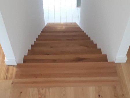 Treppe in Eiche astig, massiv(Sues Parkett-und-Schiebetuer MG-Einrichtung)